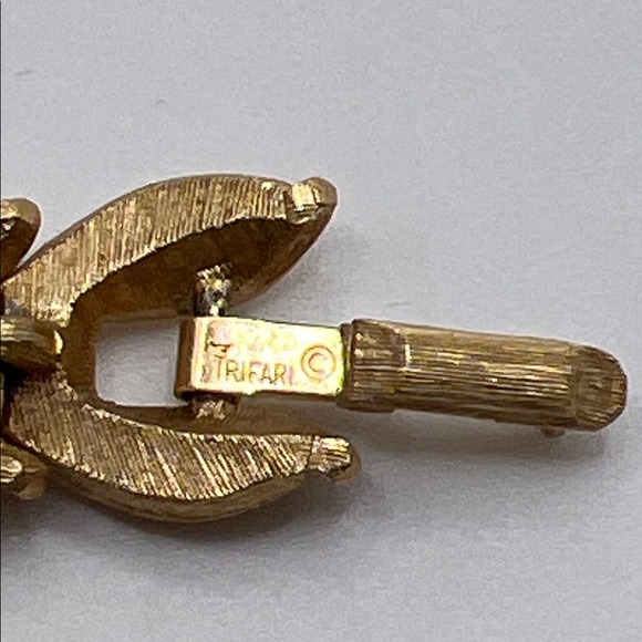 Vintage Trifari costume Gold Leaf Necklace and Bracelet Set - Picture 5 of 11